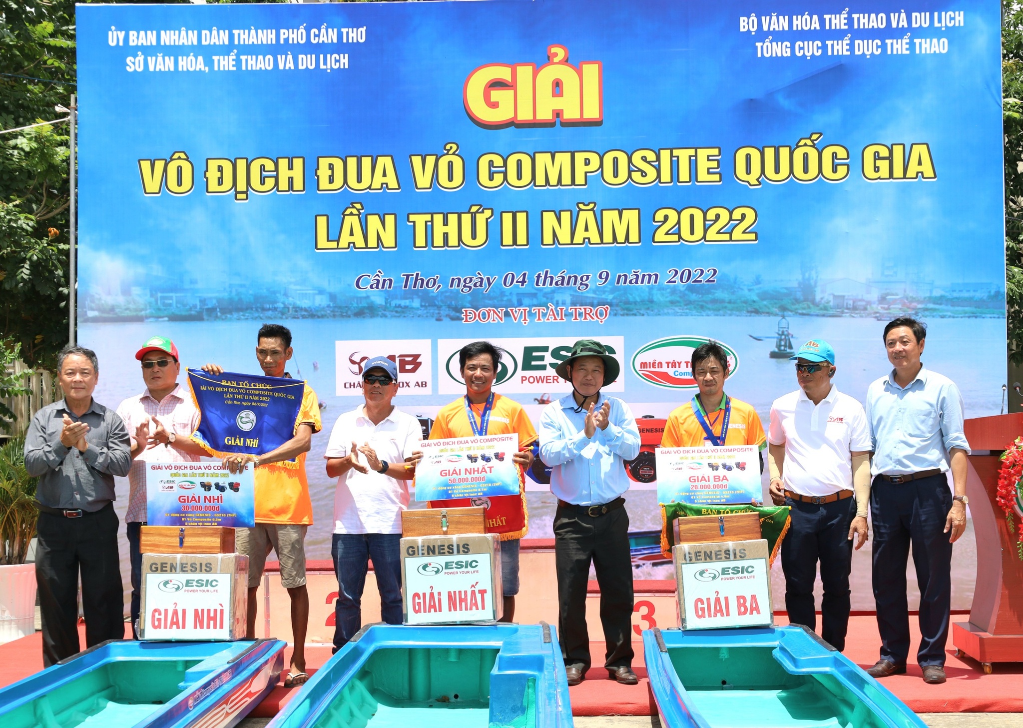 Gần 100 vận động viên là nông dân tranh tài cuộc đua vỏ lãi composite
